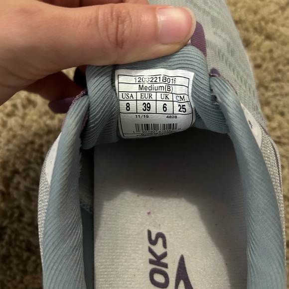 Brooks running shoes size 8 - Picture 3 of 3